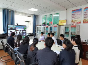 5657威尼斯  收看“党课开讲啦”专题节目